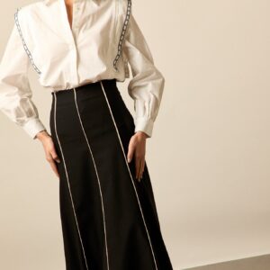 Falda midi negra contraste rayas en vivo